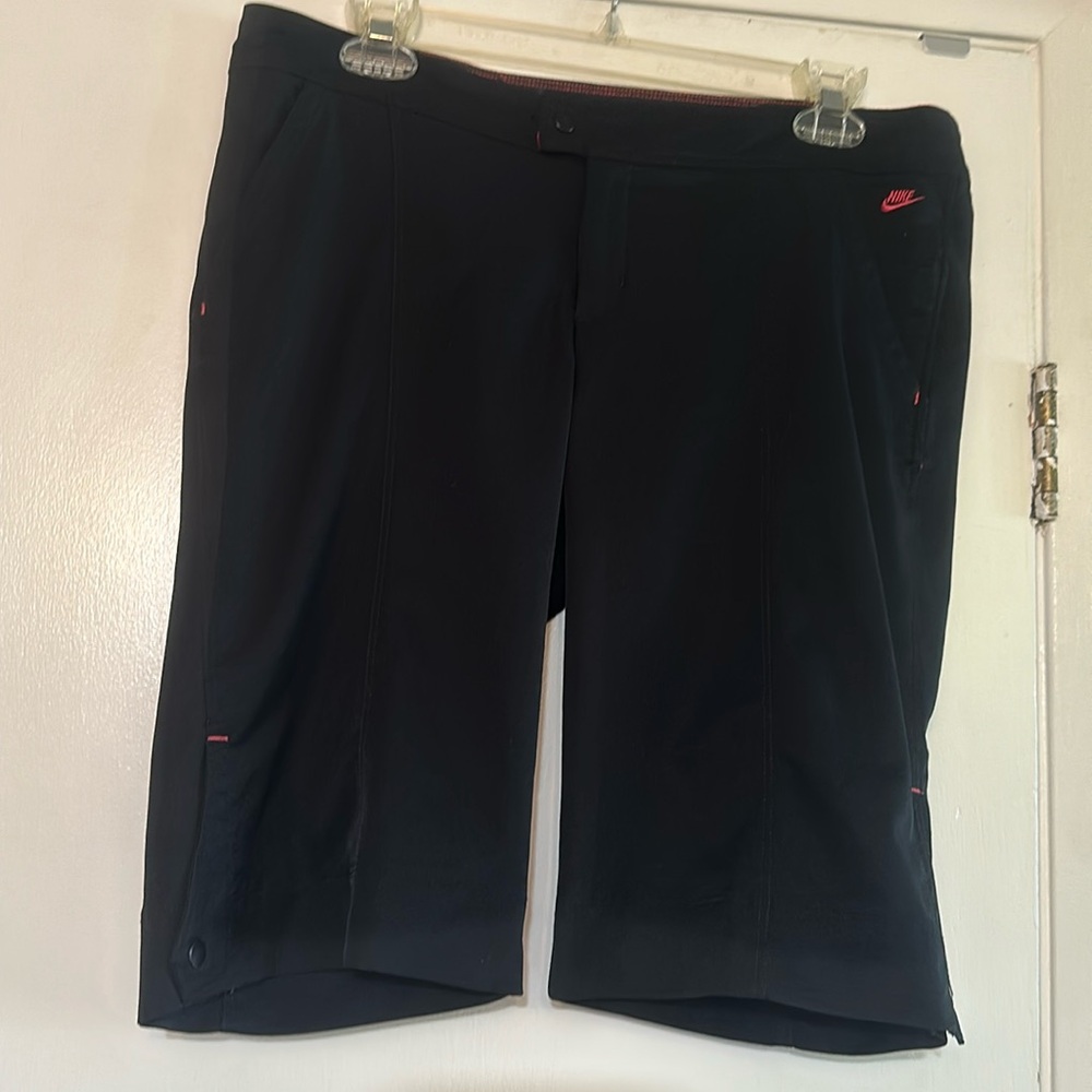 nike women’s polyester shorts black small (4-6)
great bermuda above the knee